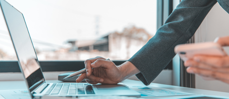 Homem olhando os resultados de um planejamento estratégico de marketing