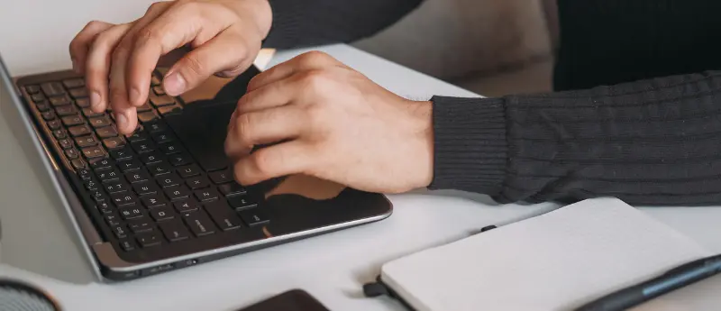 Homem fazendo o uso das tendências de marketing para alavancar a sua empresa