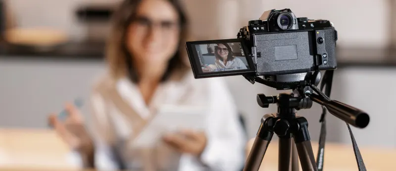 Médica gravando conteúdos para o marketing médico
